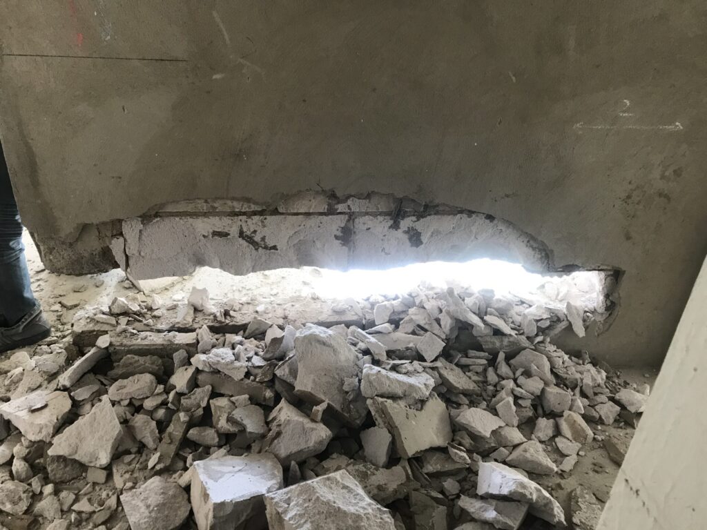 昆明河畔俊園墻體拆除施工現(xiàn)場