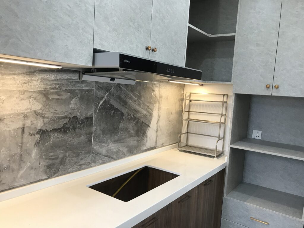 天怡峰景全屋定制柜體安裝現(xiàn)場