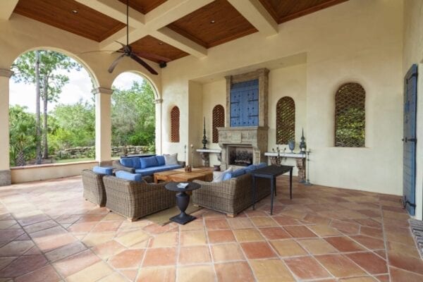 今年用這種戶外裝飾趨勢(shì)更新您的露臺(tái)-此間設(shè)計(jì)