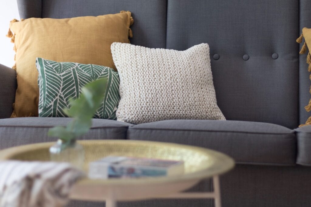 把枕頭扔在沙發上