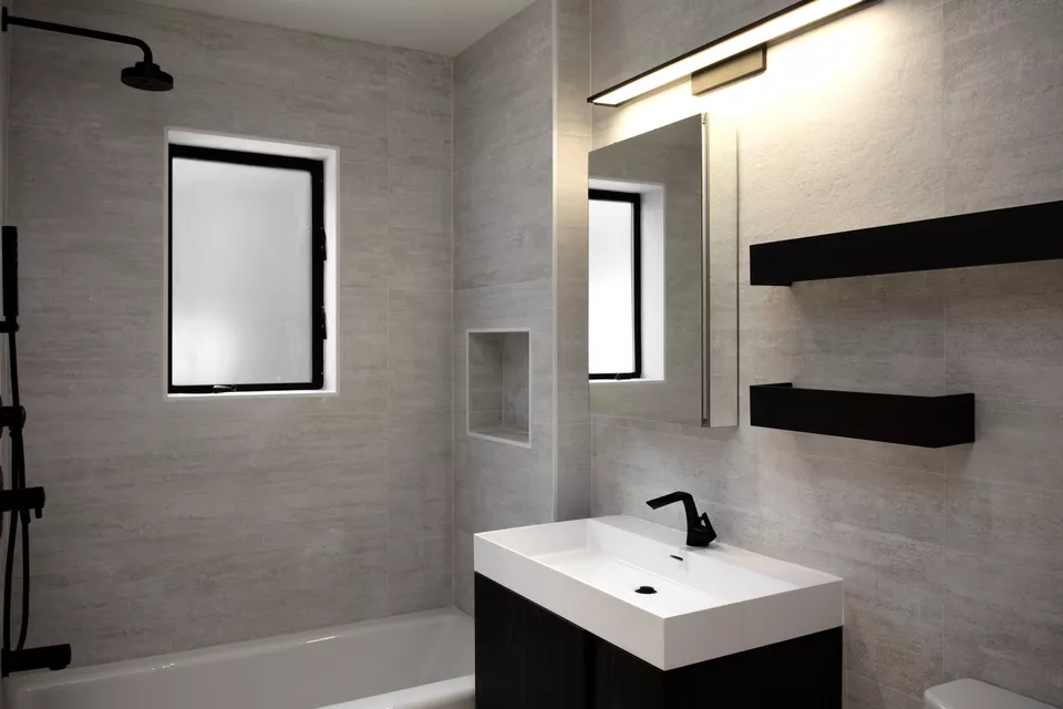 黑色和灰色浴室