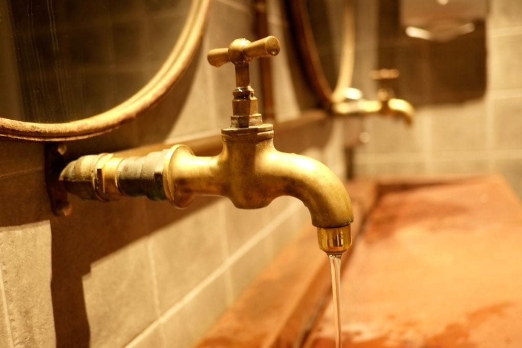 帶有槽式水槽的外露管道。