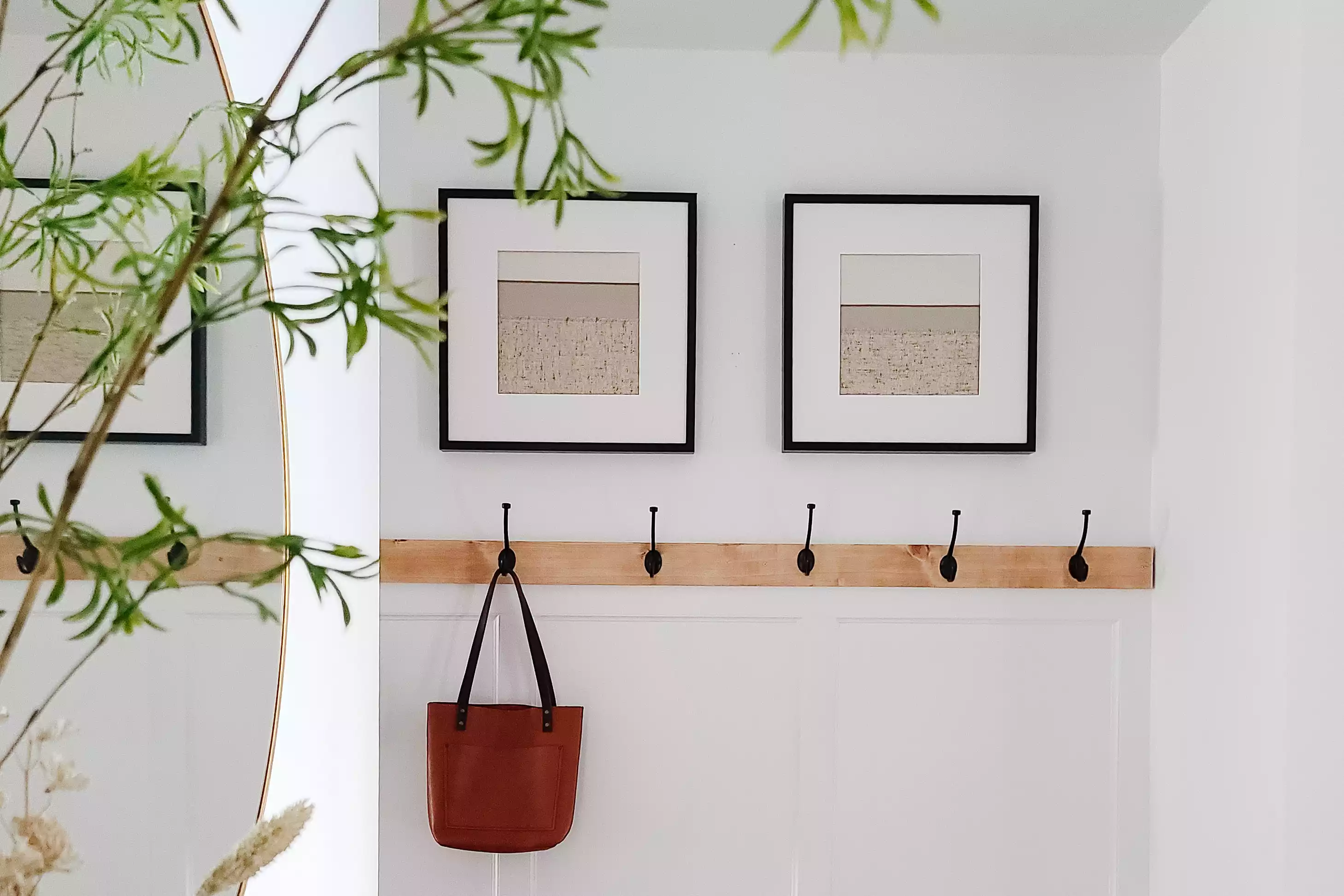 一個簡單的掛衣架上方的框架藝術品。