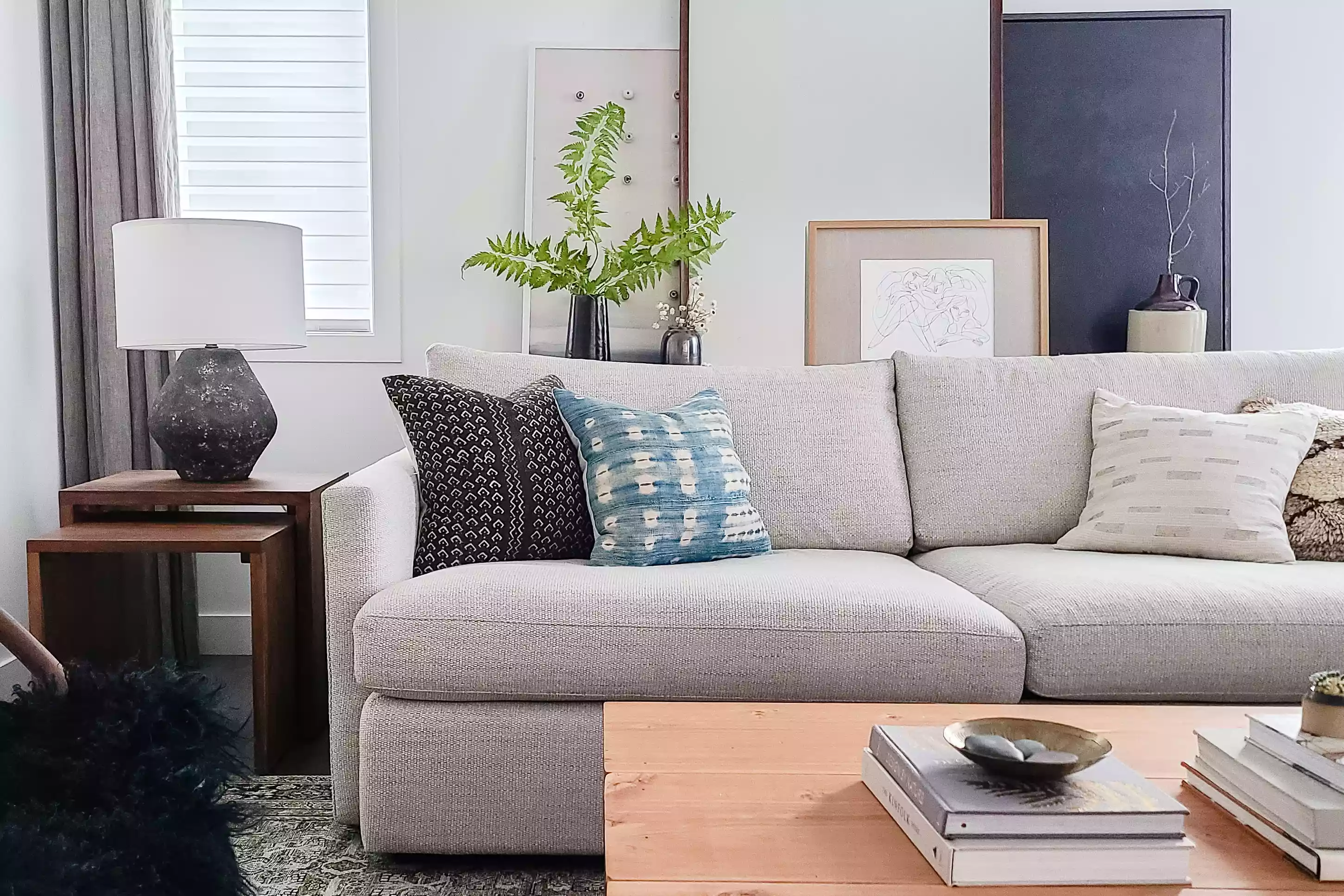 起居空間內配有帶抱枕的布藝沙發。 