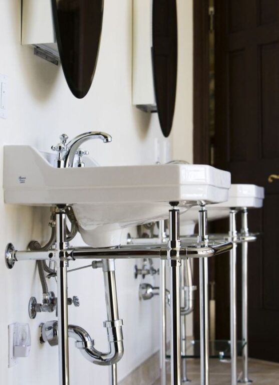 裸露的管道實際上使房間看起來更大。