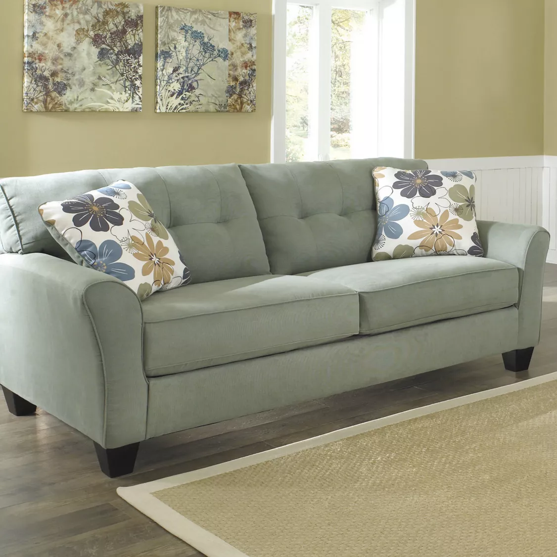 帶花枕頭的綠色沙發