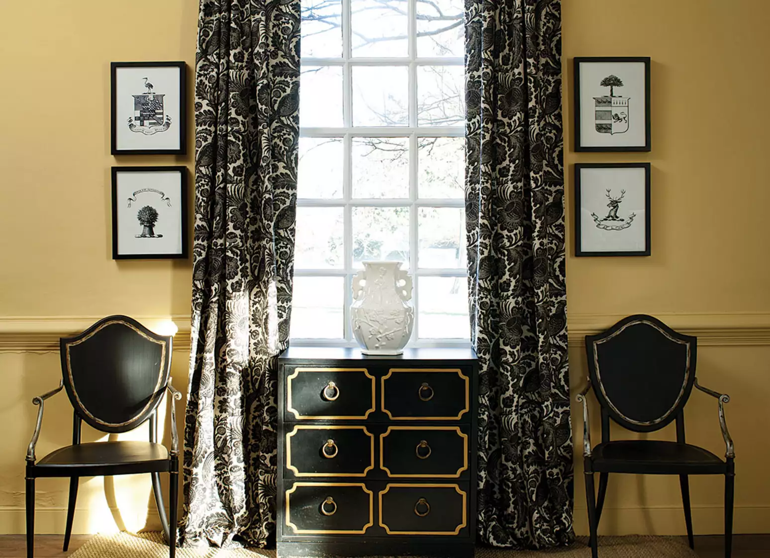 帶黑色家具和窗簾的黃色墻壁