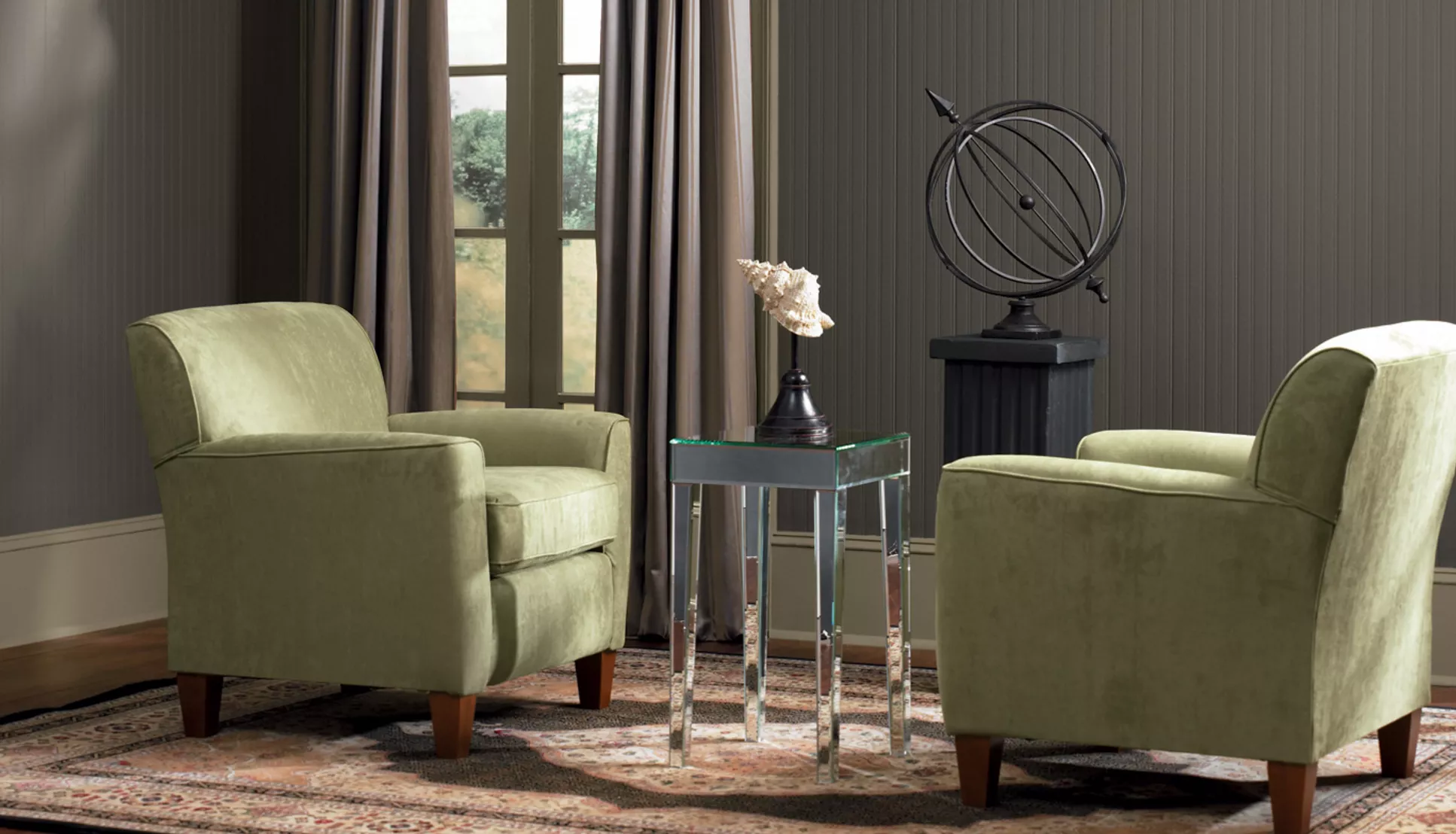 客廳里的深灰色墻壁和綠色椅子