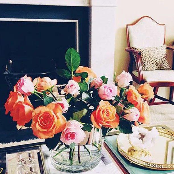 在咖啡桌上展示切花