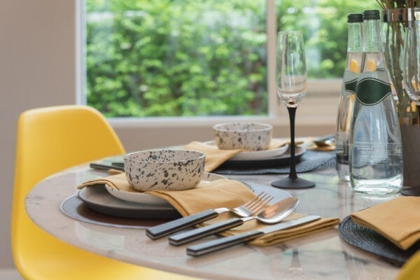 黃色和灰色餐桌 2021 趨勢