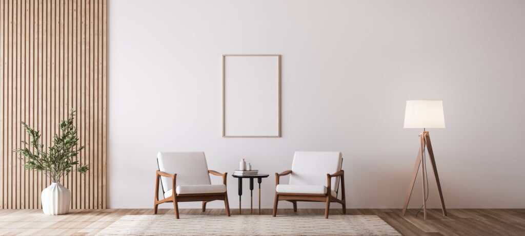 白墻上的兩把木椅